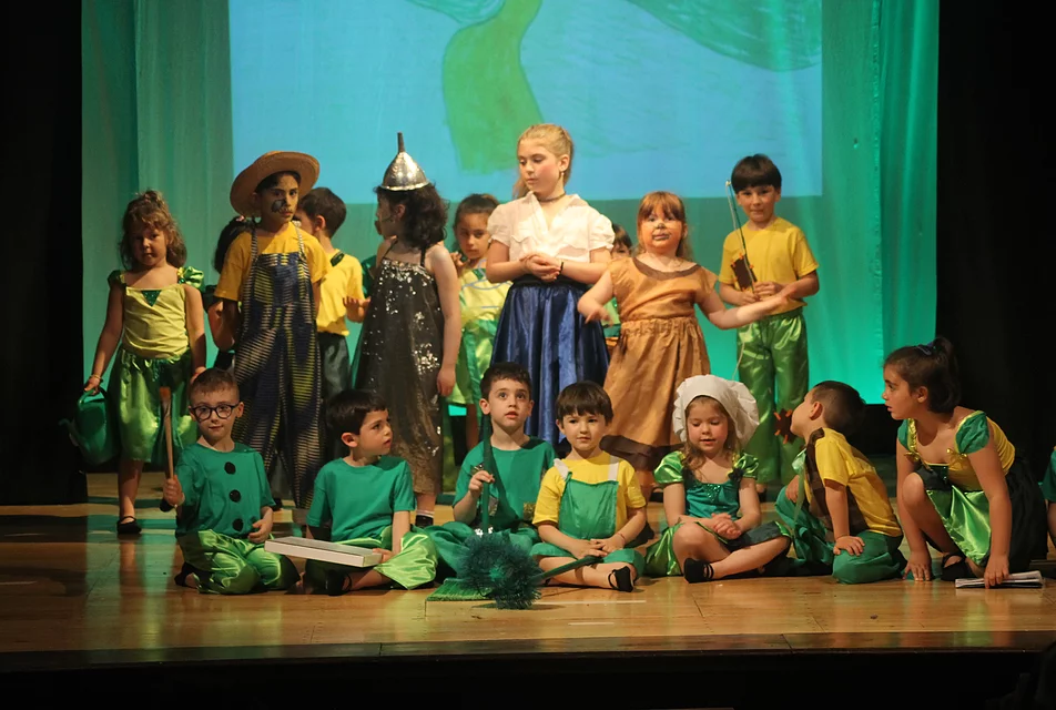 Bambini durante una scena dello spettacolo Il mago di Oz
