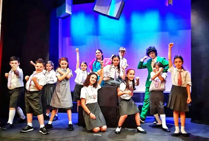 Giovani attori in posa per lo spettacolo Matilda