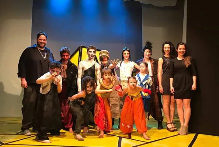 Giovani attori in posa per lo spettacolo Hakuna Matata